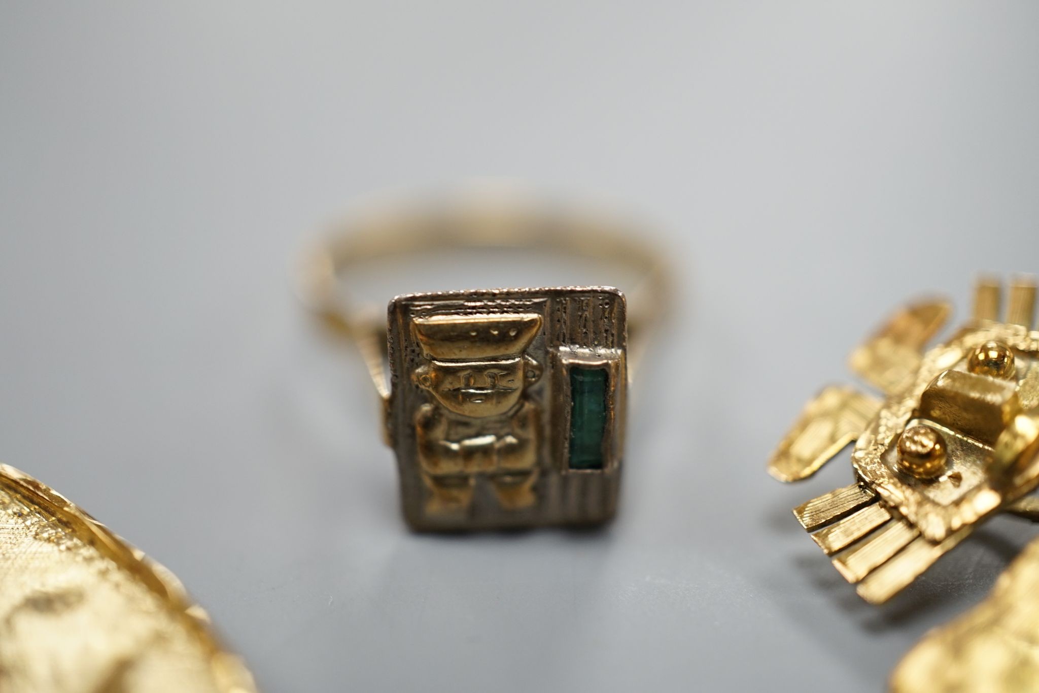 A South American 18k yellow metal and emerald set pendant, 39mm, a similar gem set brooch and ring